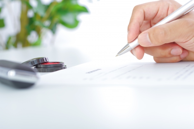 書類にサイン