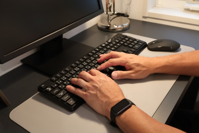 孤独にパソコンと向き合う