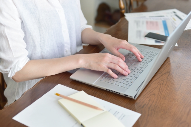 パソコンに向き合う女性