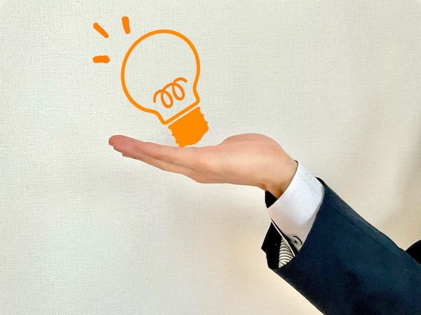 資金繰り改善のヒントを表す電球アイコン