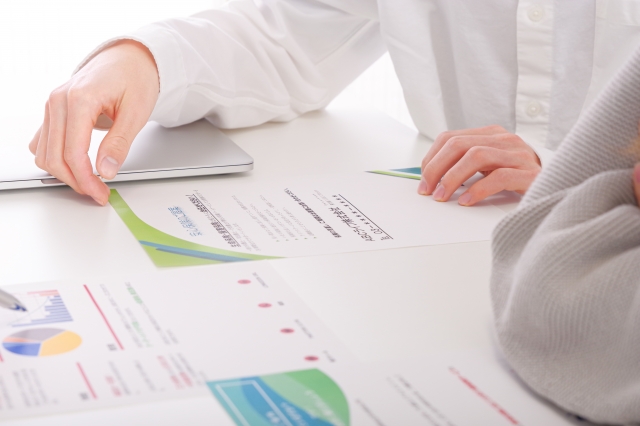 固定費の資料を解説する外部CFO