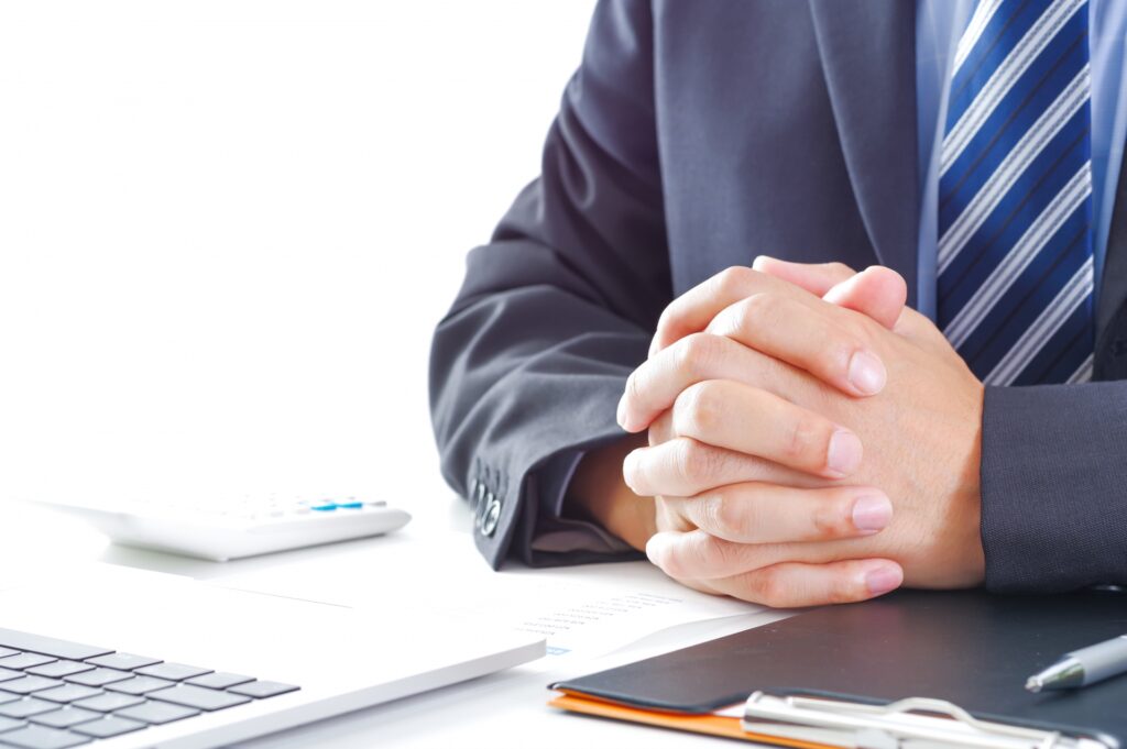 財務の相談にのる男性