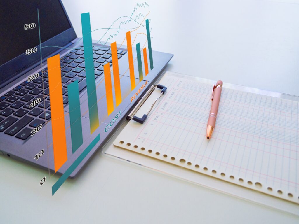 パソコンとノートとグラフ