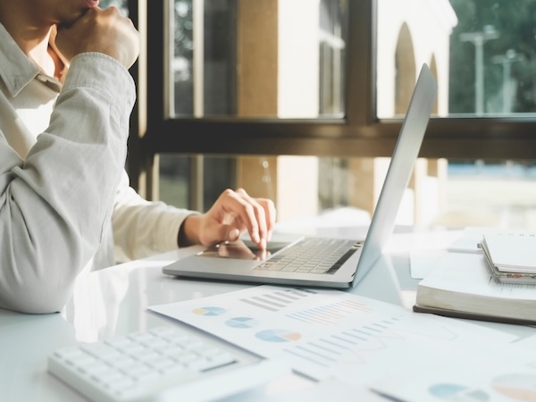 デスクで悩むビジネスマン