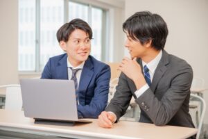 打ち合わせを行う財務コンサル