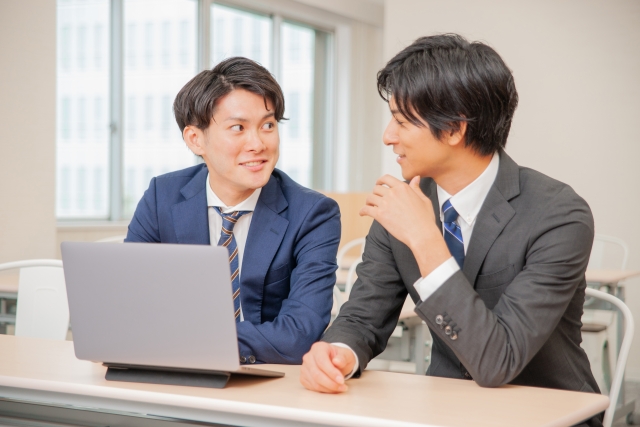 打ち合わせを行う財務コンサル